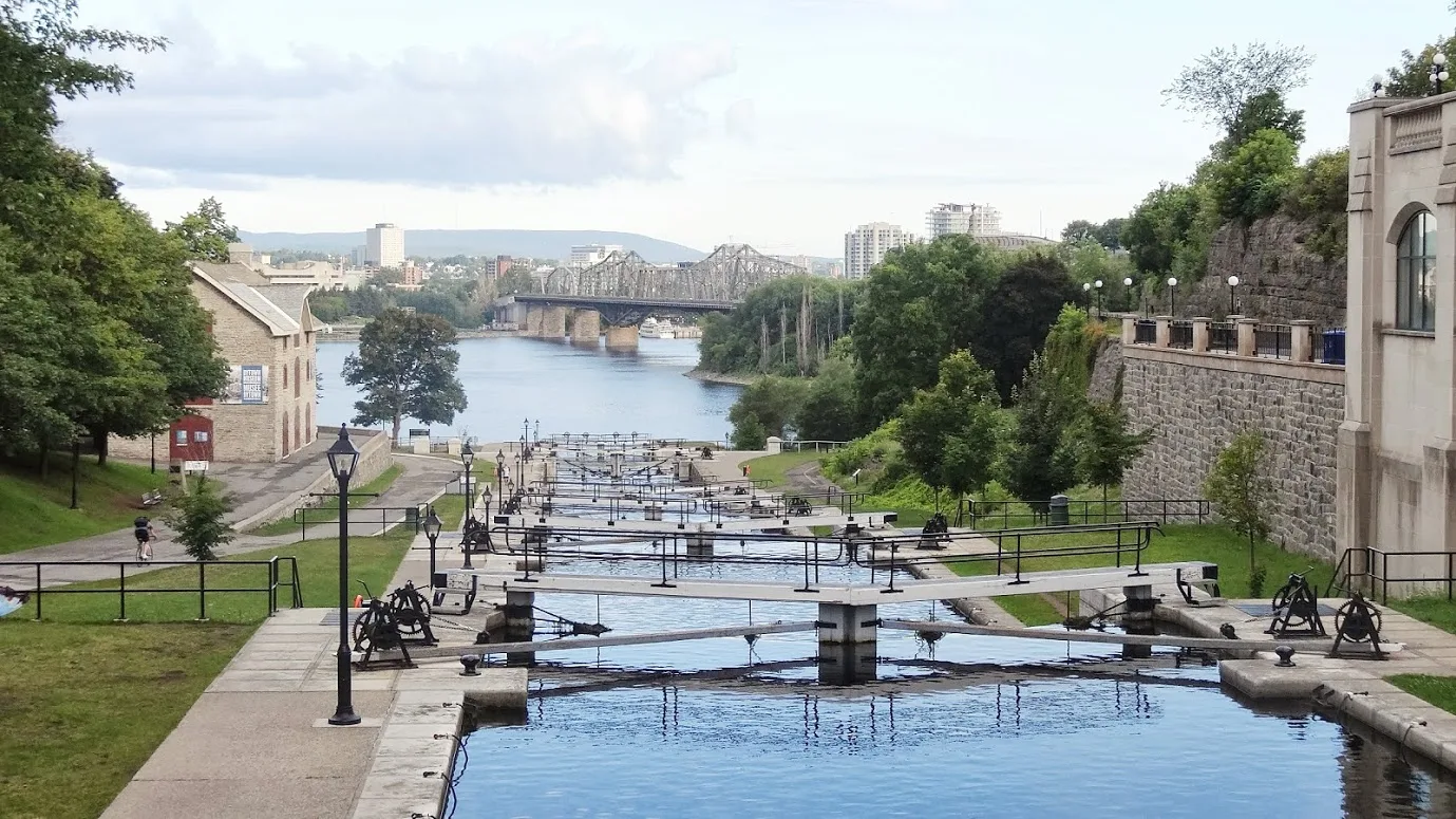File:Rideau Canal National Historic Site in the morning.JPG - Wikimedia Commons