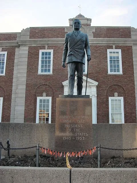 File:Harry S. Truman statue -Independence, Jackson County, Missouri, USA-18Jan2009.jpg - Wikimedia Commons