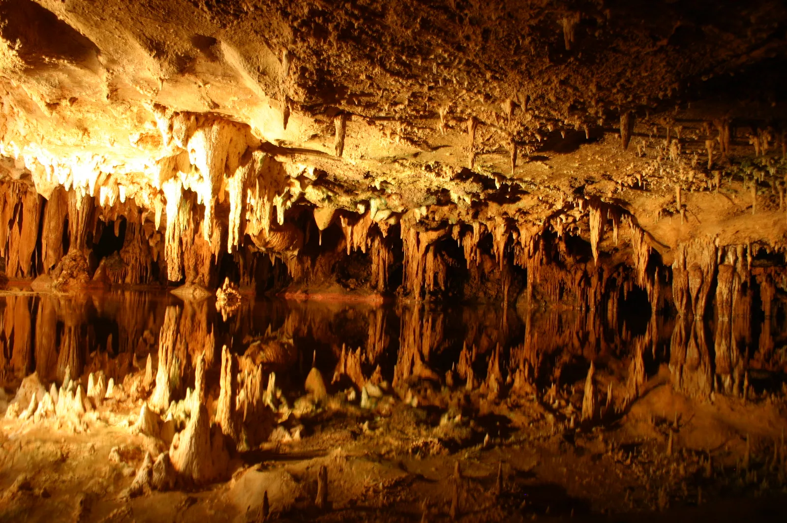 File:Luray Caverns - Reflecting Pool (6863948080).jpg - Wikimedia Commons