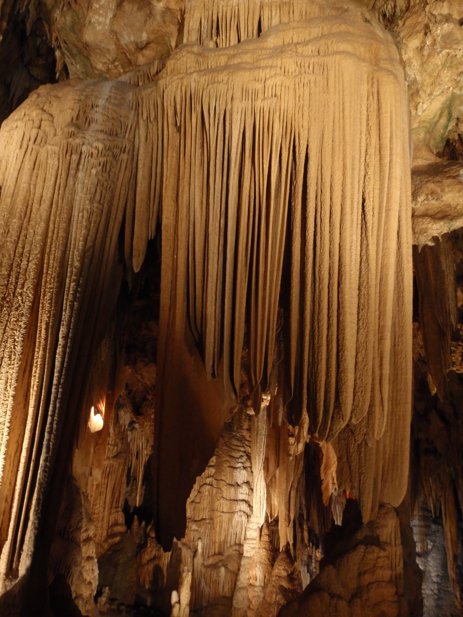 File:Saracen’s Tent, Luray Caverns.jpg - Wikimedia Commons