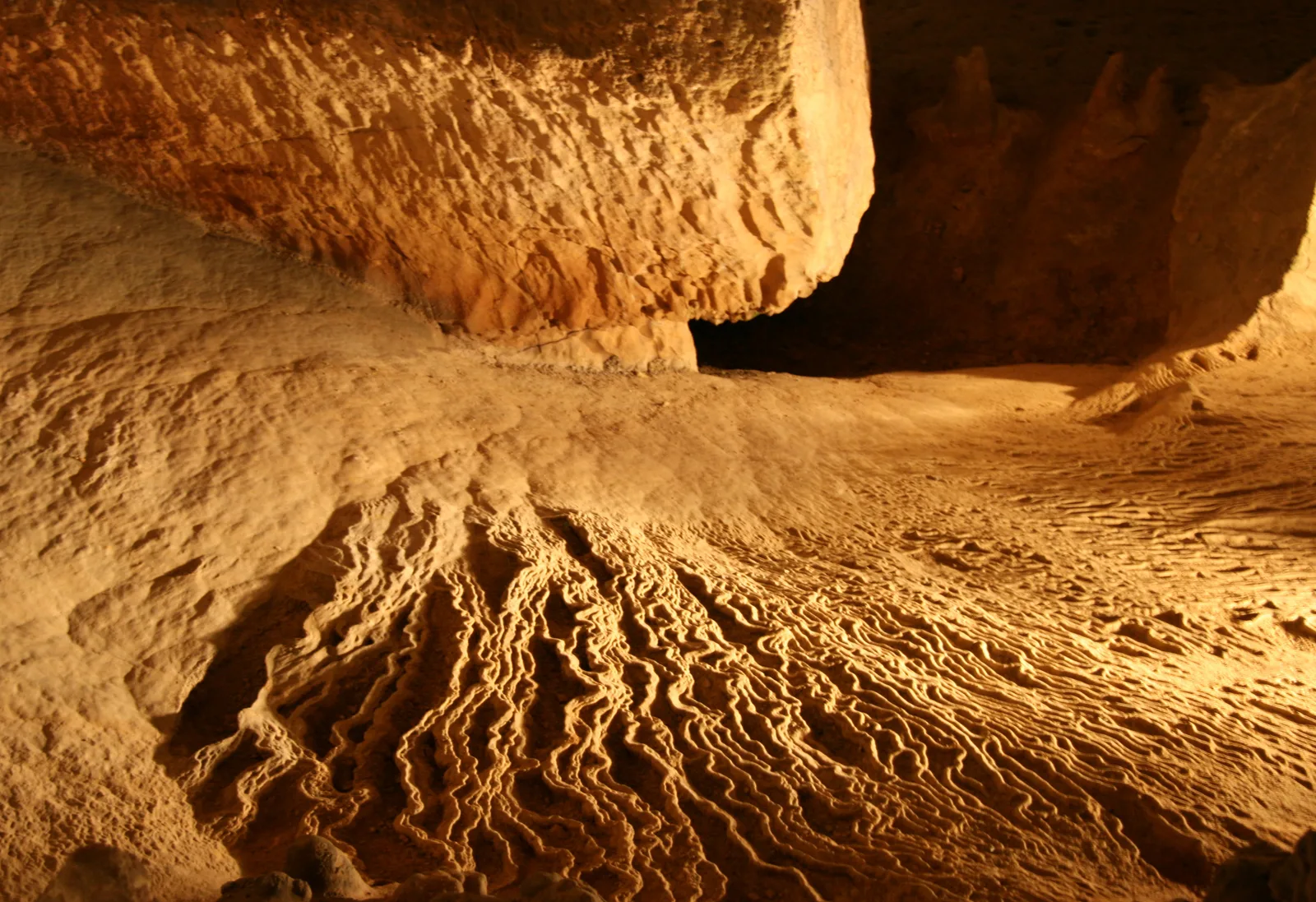 File:Rimstone - Endless Caverns, VA.jpg - Wikimedia Commons