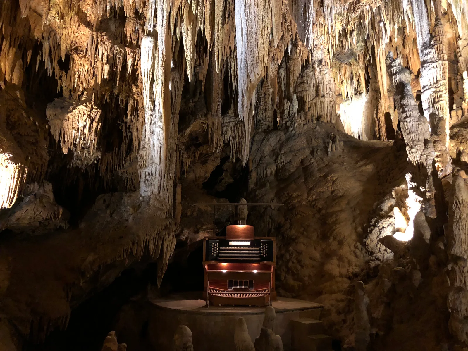 File:2018-04-28 16 19 36 The Great Stalacpipe Organ within Luray Caverns in  Luray, Page County, Virginia.jpg - Wikimedia Commons