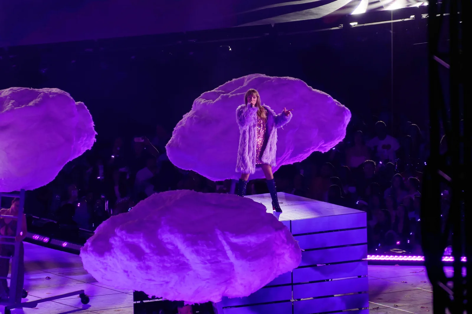 File:Taylor Swift Eras Tour - Arlington TX 20230331 - Lavender Haze.jpg - Wikimedia Commons