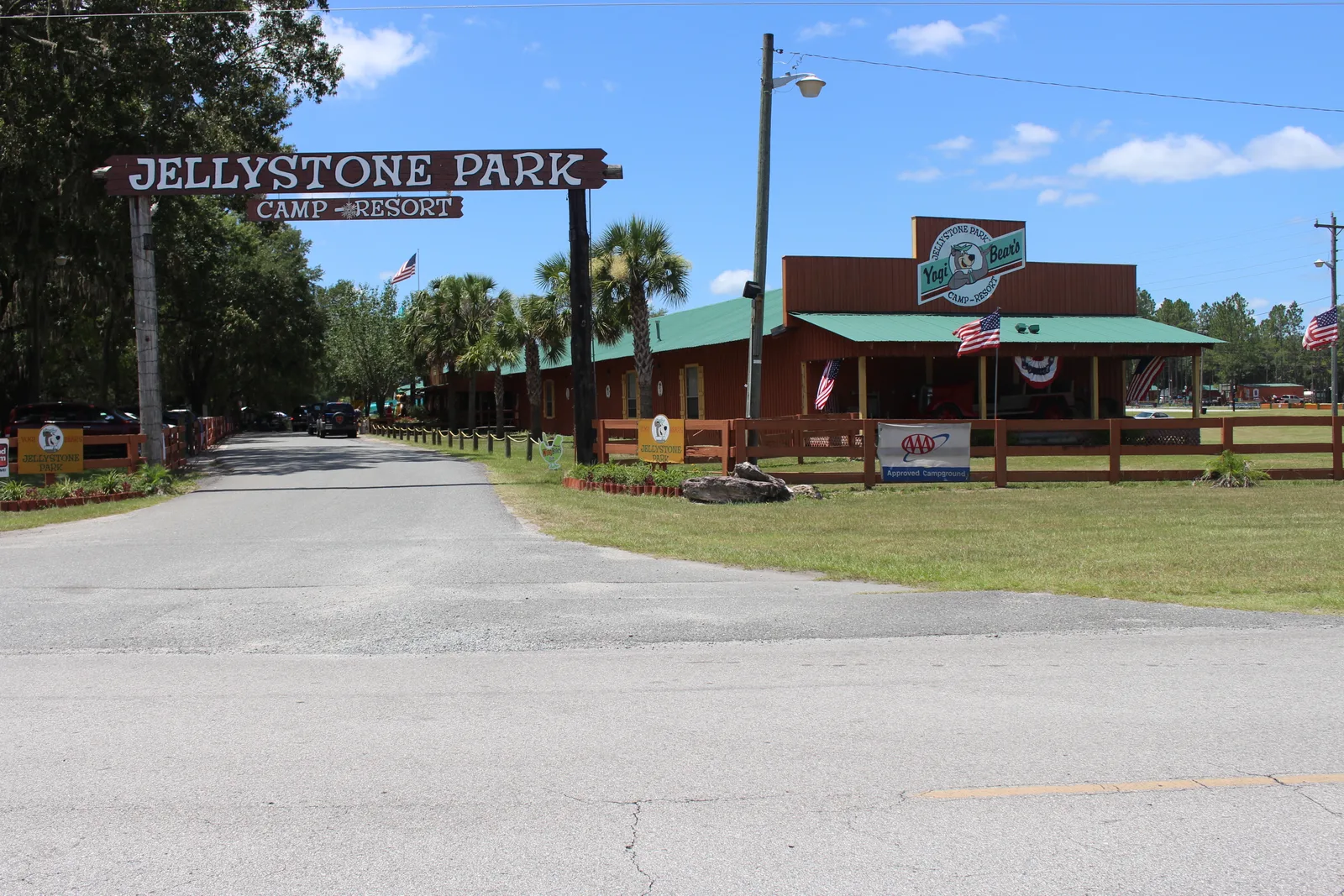 File:Yogi Bear’s Jellystone Park Camp-Resort (2).jpg - Wikimedia Commons