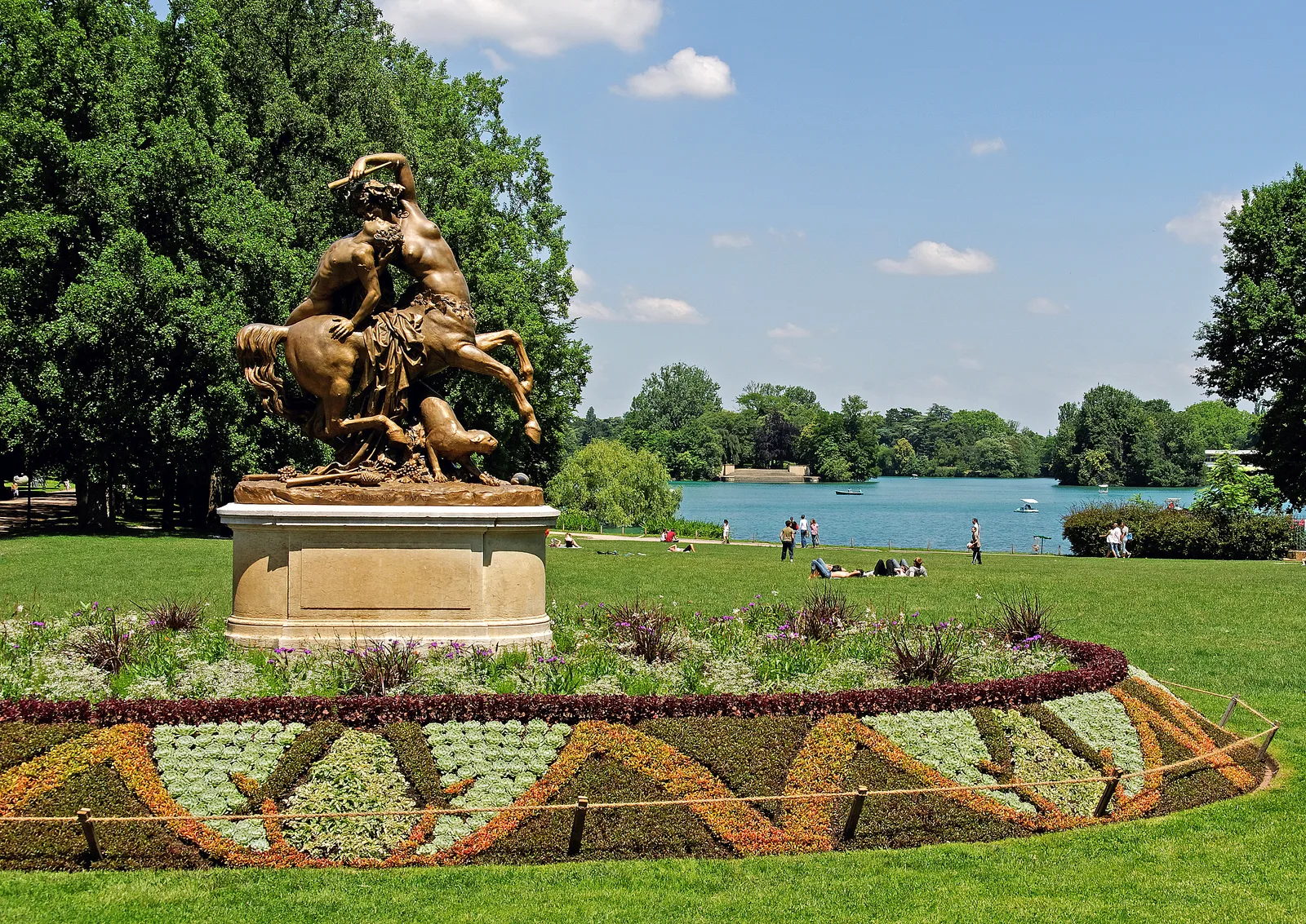 File:Parc de la Tête d’Or Vue sur le lac7.jpg - Wikimedia Commons