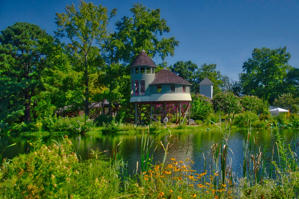 Kids Tree House on Sydnor Lake – Ginter Botanical Garden Richmond (VA) August 2016