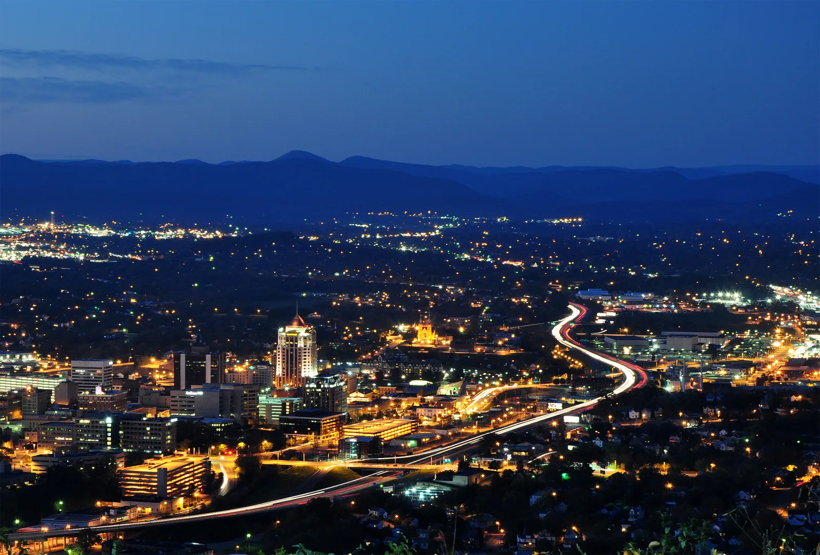File:Roanoke City (Virginia) from Mill Mountain Star at Dusk.jpg - Wikimedia Commons