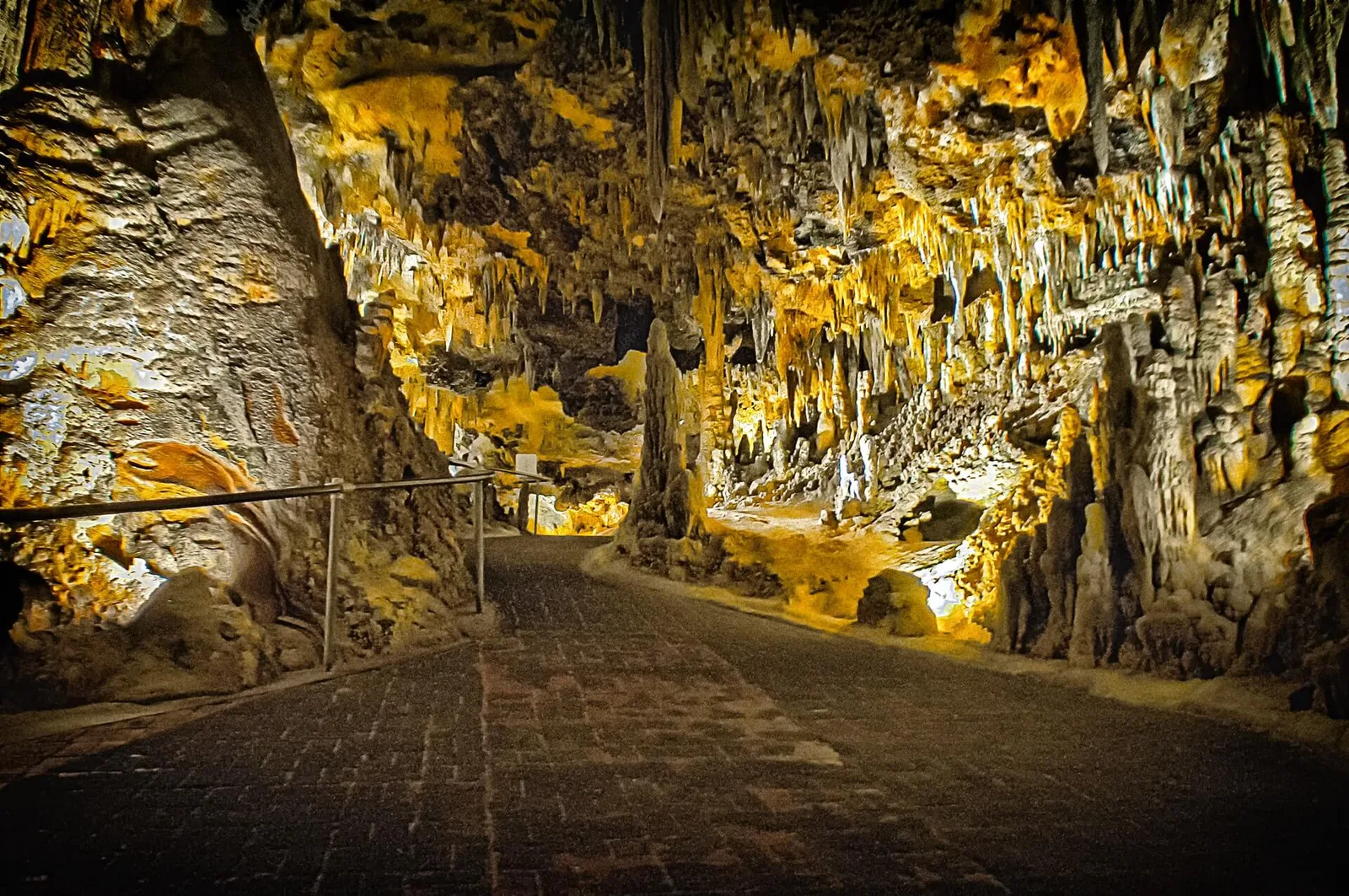 luray-caverns-walk-way